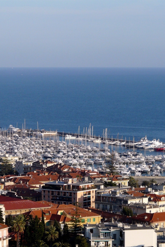 Лодки у побережья в Сан Ремо, Италия