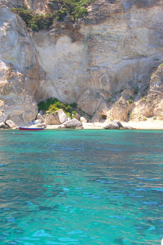 Лодка на фоне скал на острове Понца, Италия