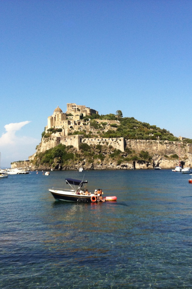 Лодка на фоне острова Искья, Италия