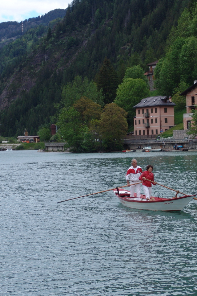 Лодка на озере на курорте Аллеге, Италия