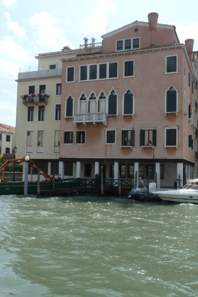 Лодки у пристани на острове Мурано, Италия