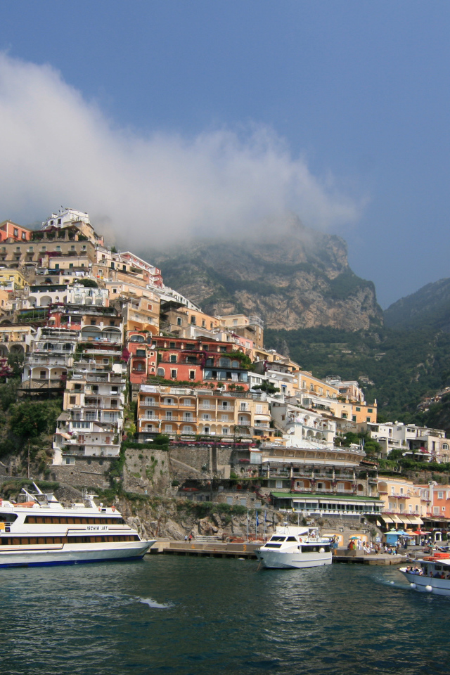 Лодки у набережной на курорте Позитано, Италия