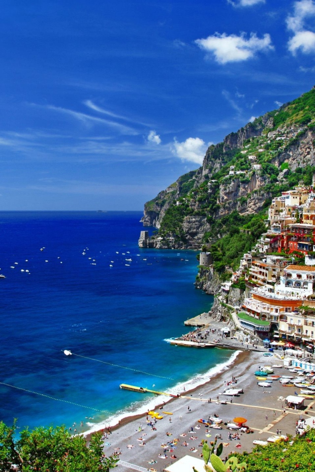 Лодки в заливе на курорте Позитано, Италия