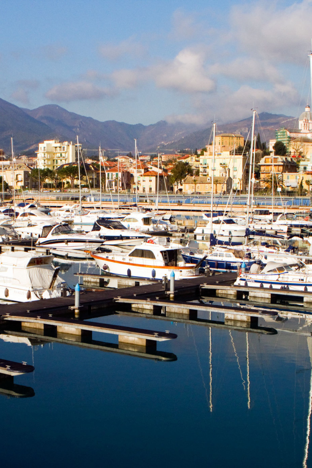 Лодки у причала в Лоано, Италия