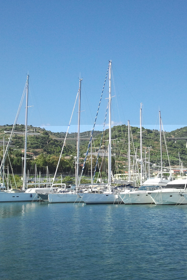 Лодки у причала в Санто Стефано аль Маре, Италия