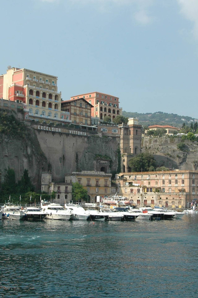 Лодки у причала на курорте Челле Лигуре, Италия