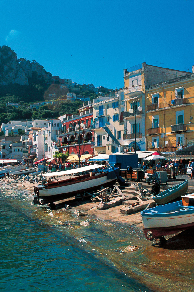 Лодки у причала на курорте Лидо ди Эзоло, Италия