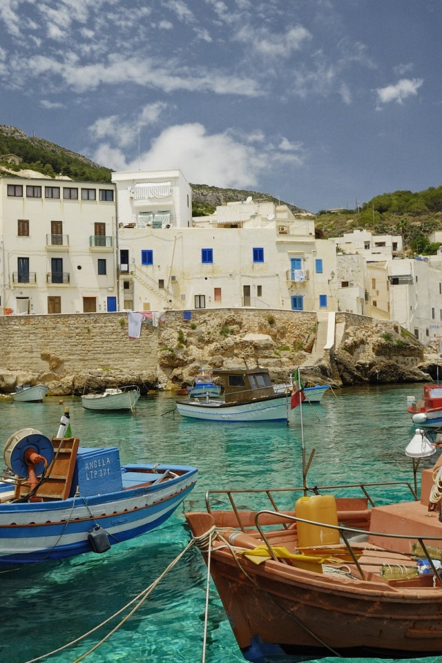 Лодки у берега на острове Сицилия, Италия