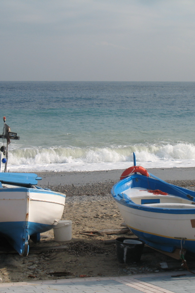 Лодки на пляже на курорте Ноли, Италия