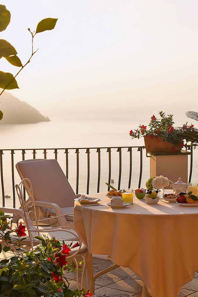 Завтрак на террасе на курорте Позитано, Италия