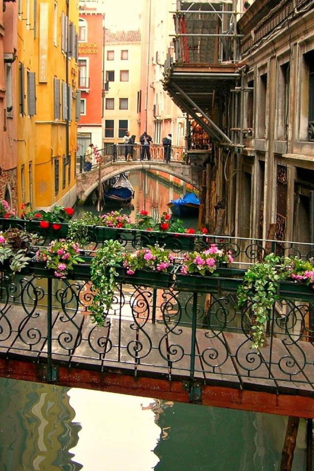 Мост в цветах в Венеции, Италия