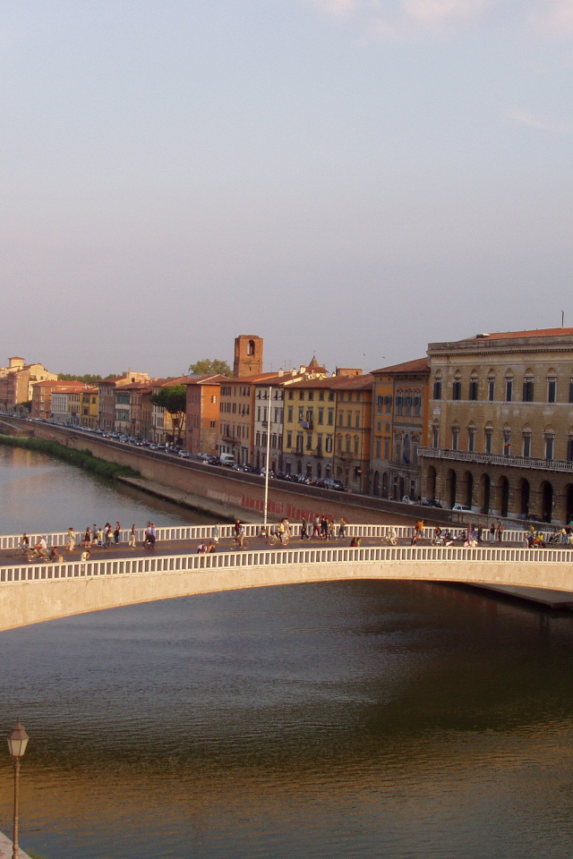 Мост через канал в Пизе, Италия