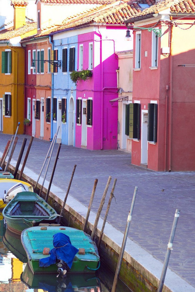 Яркие дома на берегу канала на острове Мурано, Италия