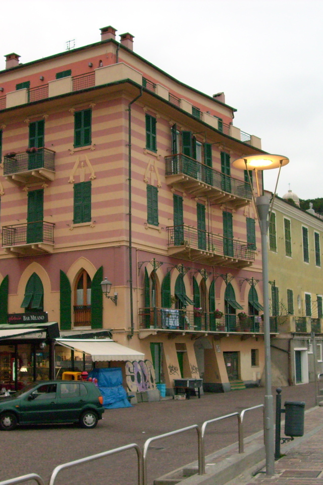 Здание на улице на курорте Челле Лигуре, Италия