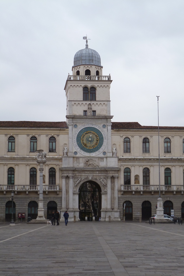 Здание с часами в Падуе, Италия
