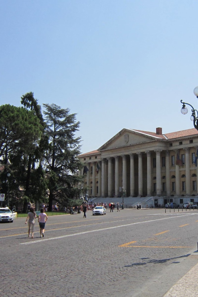 Здание с колоннами в Вероне, Италия