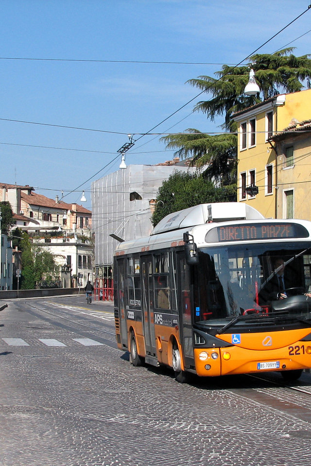 Автобус на улице города в Падуе, Италия