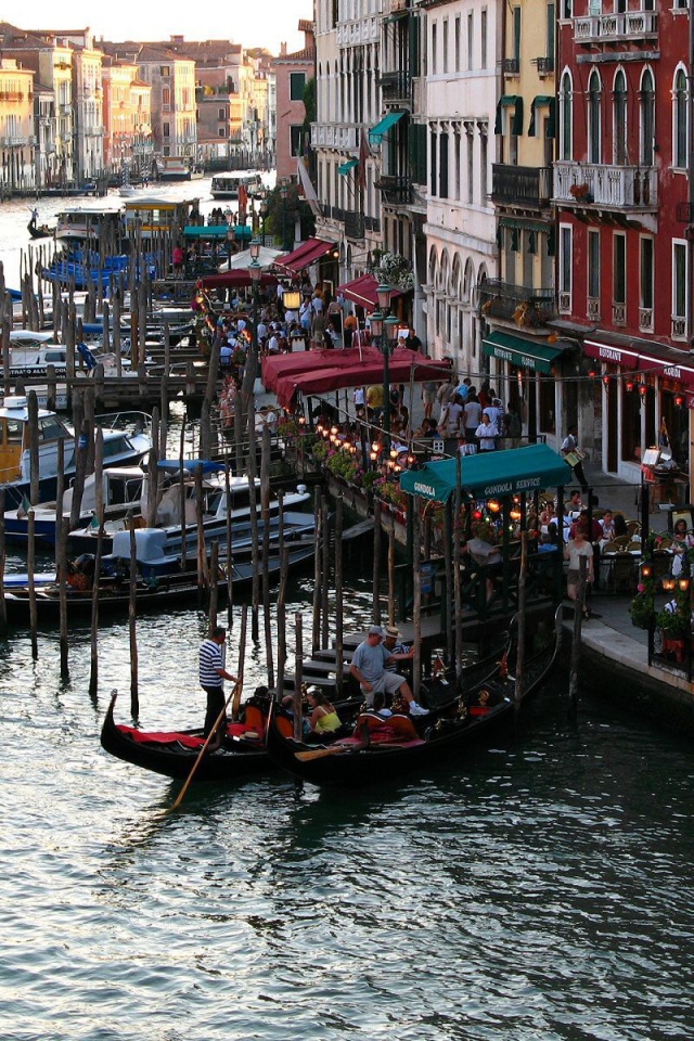 Оживленная улица в Венеции, Италия