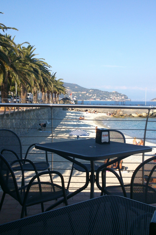 Кафе на пляже на курорте Ноли, Италия