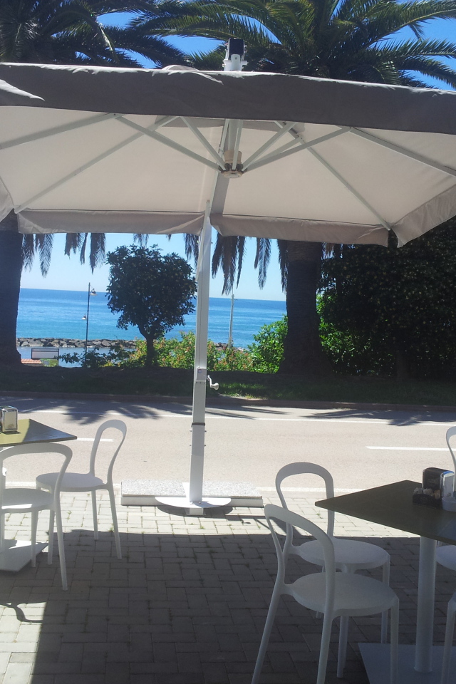 Кафе на набережной в Санто Стефано аль Маре, Италия