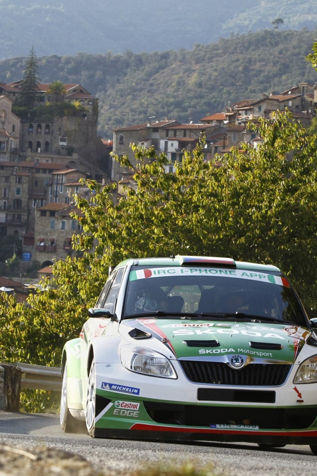 Автомобиль на фоне города в Сан Ремо, Италия