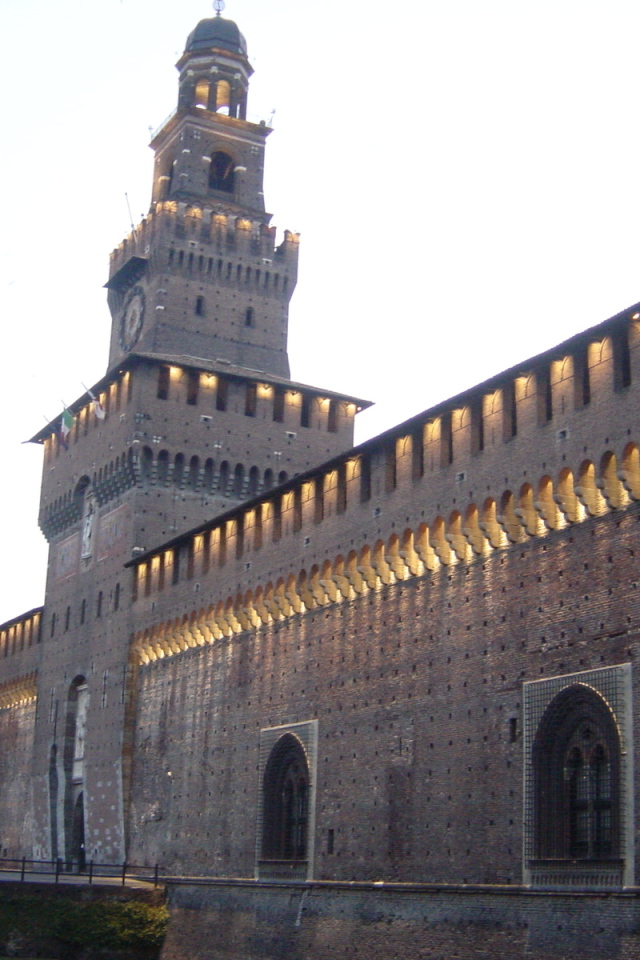 Кастелло Сфорцеско в Милане, Италия