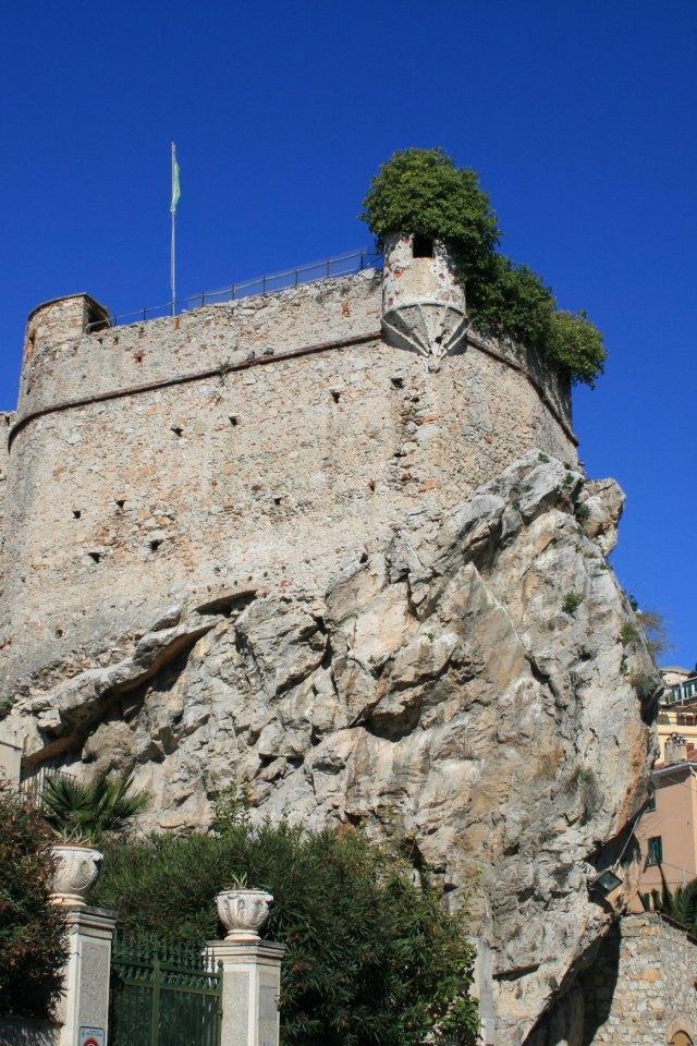 Замок на курорте в Пьетра Лигуре, Италия