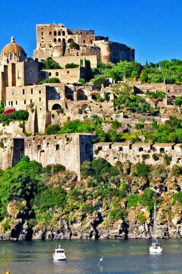 Замок на скале на острове Искья, Италия