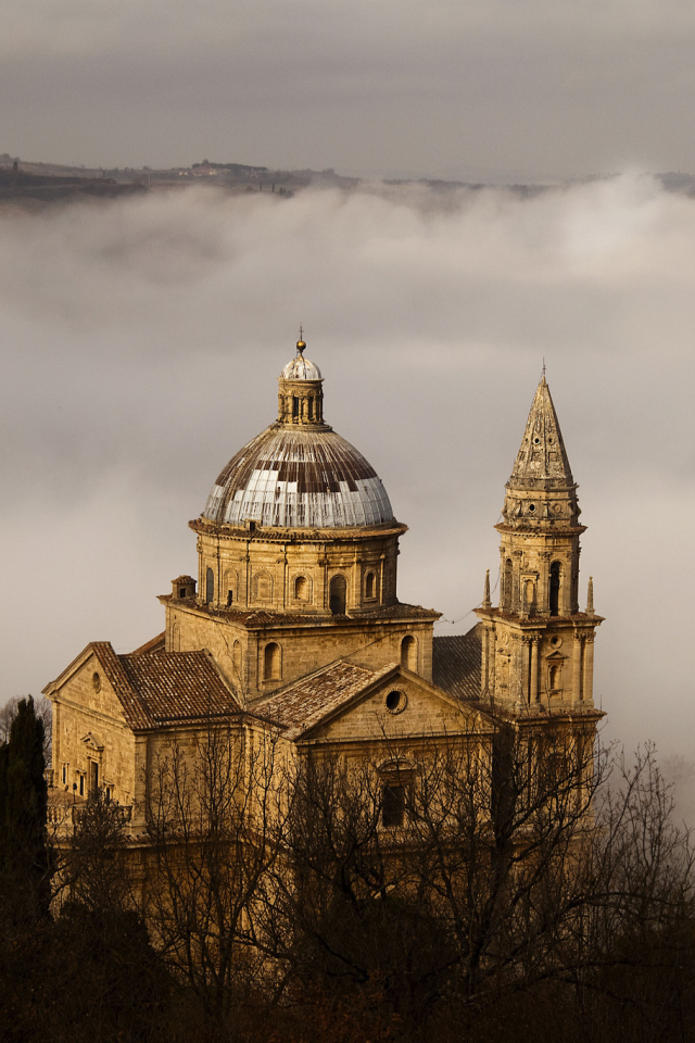 Собор на фоне тумана в Сиене, Италия