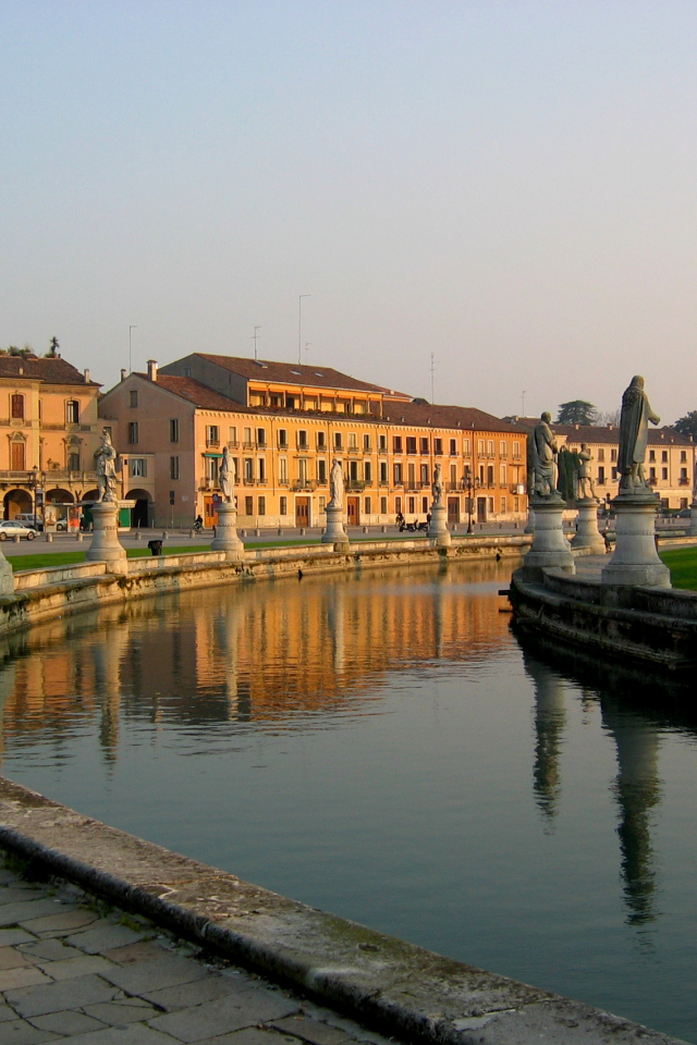 Канал в окружении статуй в Падуе, Италия