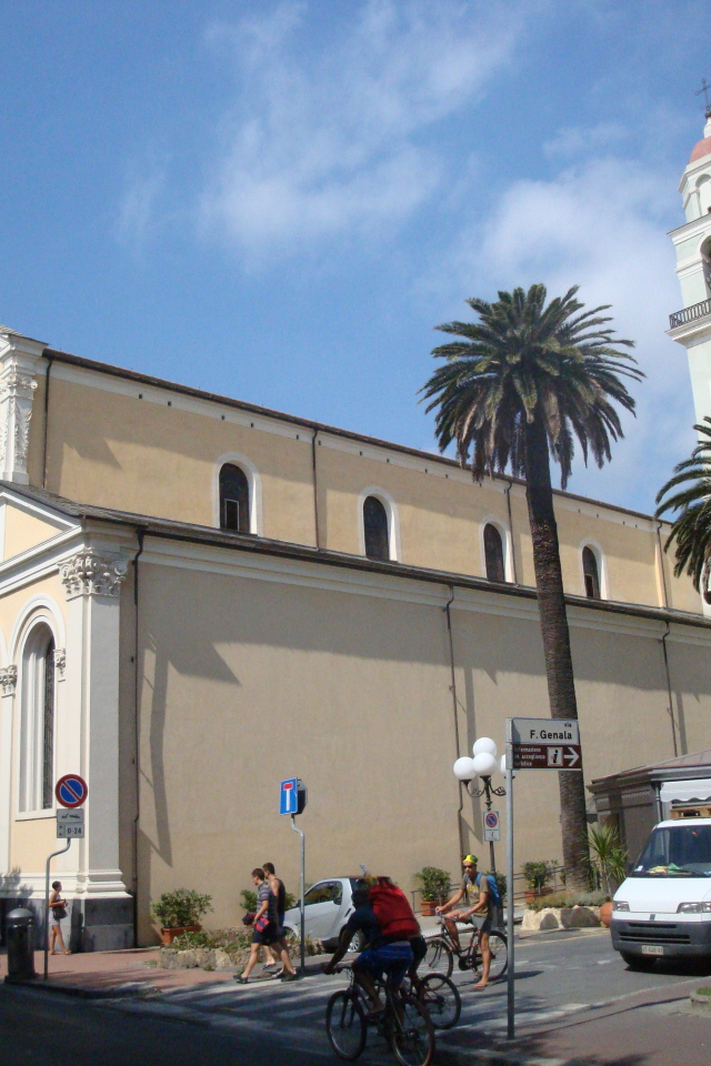 Церковь на курорте Диано Марино, Италия