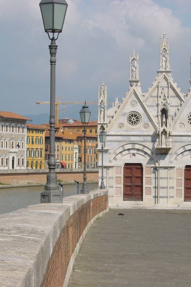 Церковь на берегу канала в Пизе, Италия