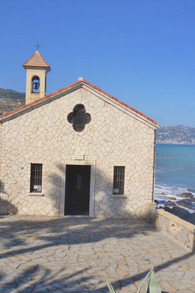 Церковь на набережной на курорте Бордигера, Италия