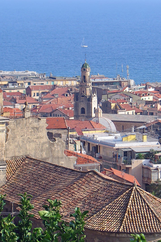 Город на фоне моря в Сан Ремо, Италия