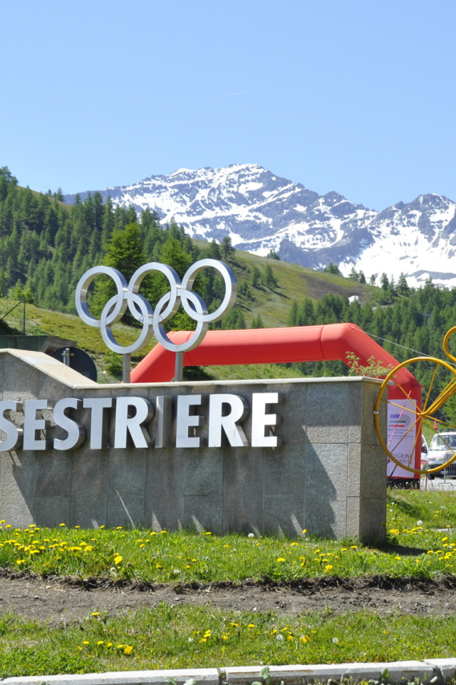 Городской знак на горнолыжном курорте Сестриер, Италия