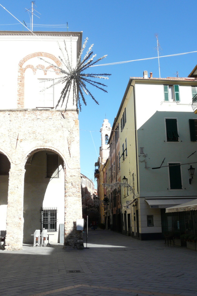 Городская улица в Лоано, Италия