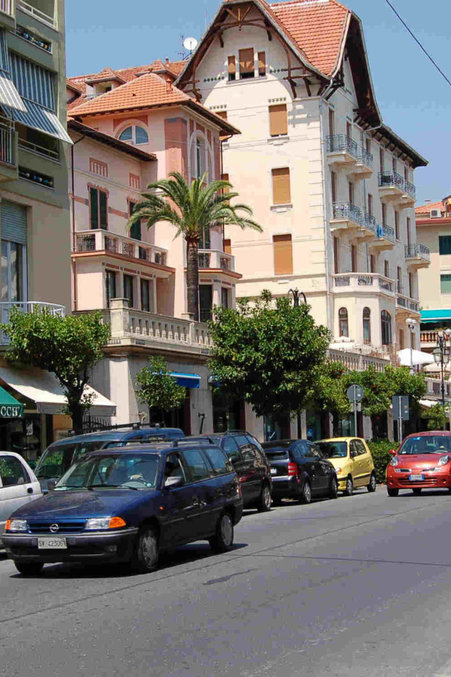 Городская улица на курорте Алассио, Италия