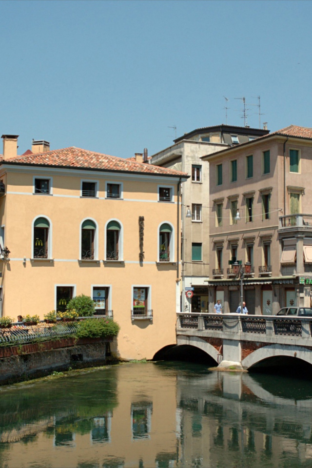 Городская улица на курорте Лидо ди Езоло, Италия