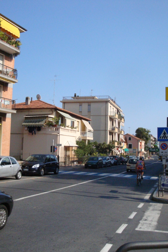 Городская улица на курорте Сан Бартоломео Аль Маре, Италия