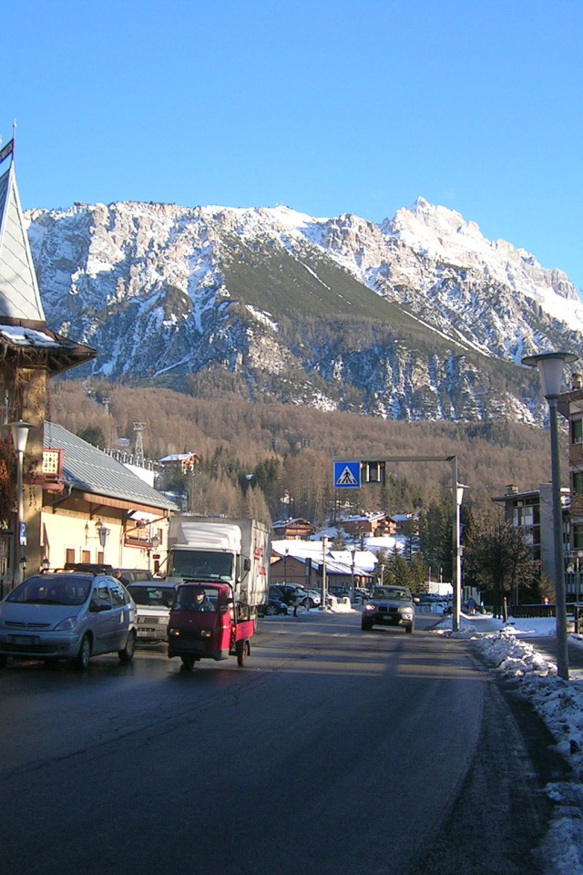 Городская улица на горнолыжном курорте Кортина д'Ампеццо, Италия