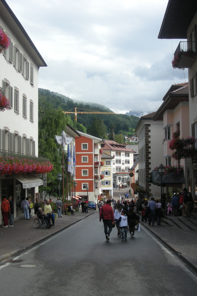 Городские улицы на курорте Ортизей, Италия