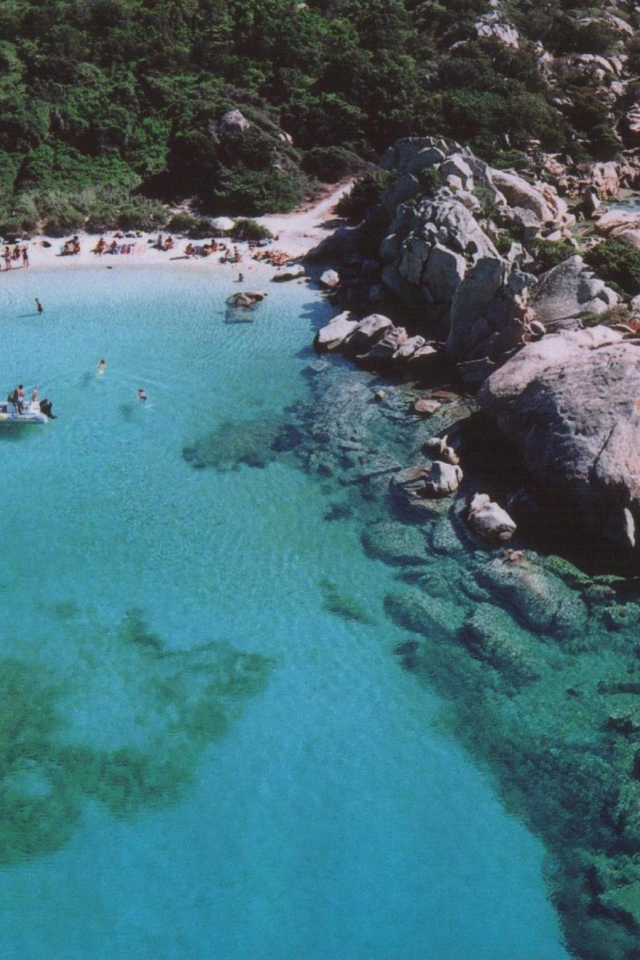 Прозрачная вода в лагуне на курорте Коста Смеральда, Италия