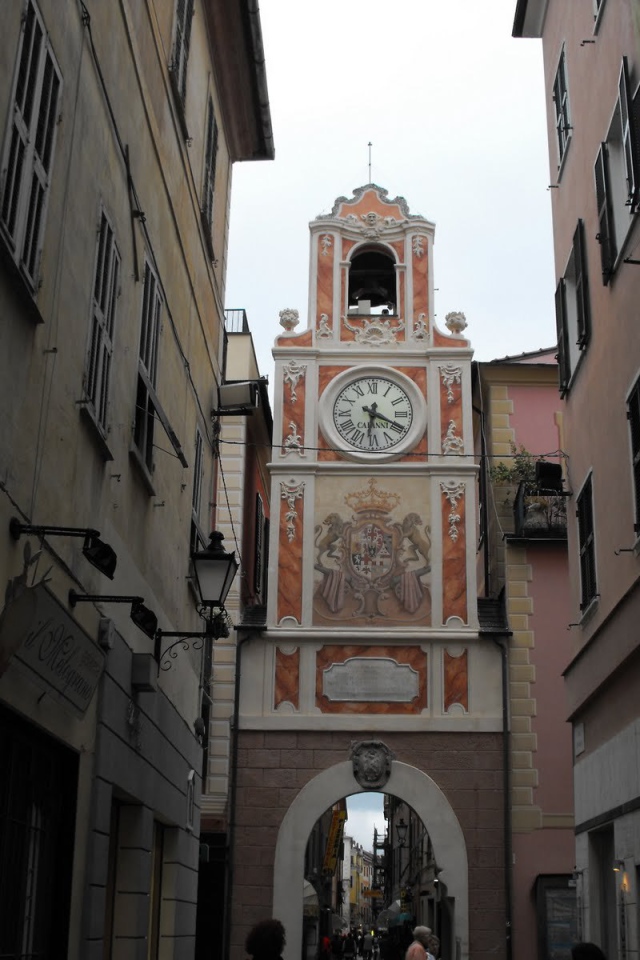 Башня с часами в Лоано, Италия