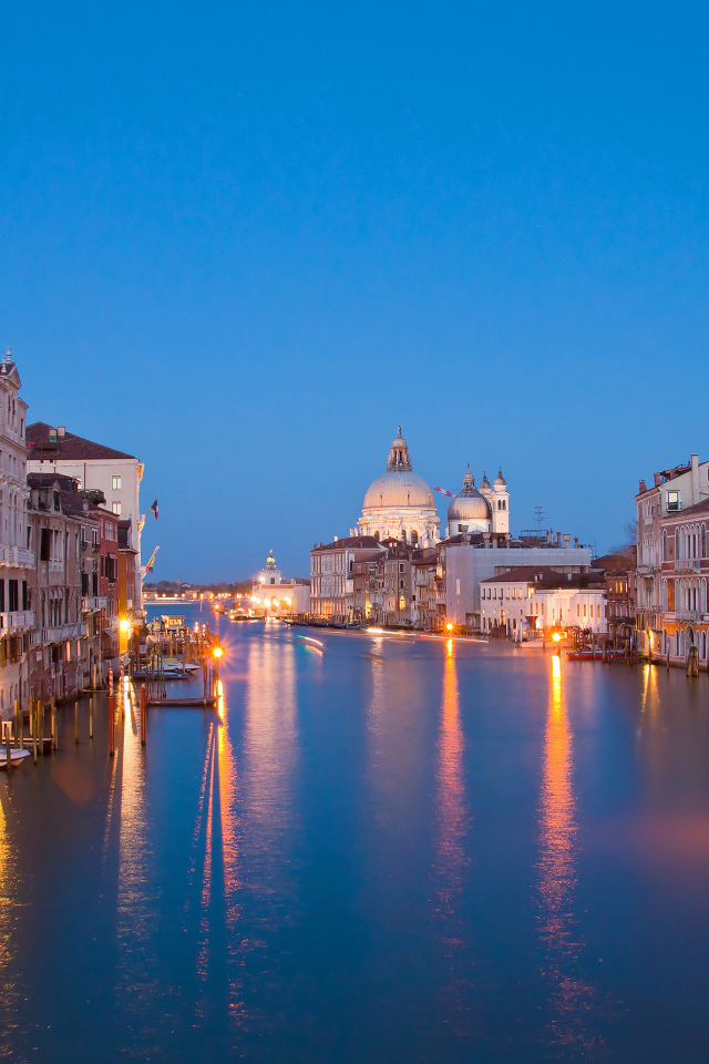 Предрассветный канал в Венеции, Италия