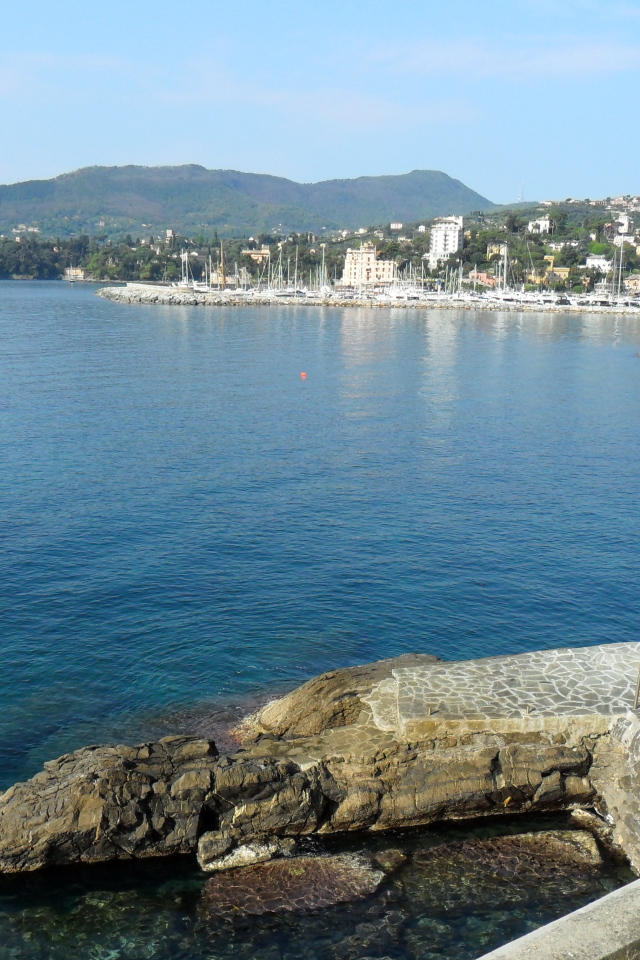 Спуск к причалу на курорте Сан Бартоломео Аль Маре, Италия