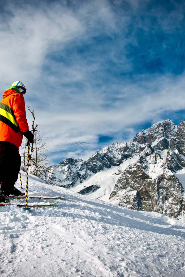 Спуск на лыжах на горнолыжном курорте Курмайор, Италия
