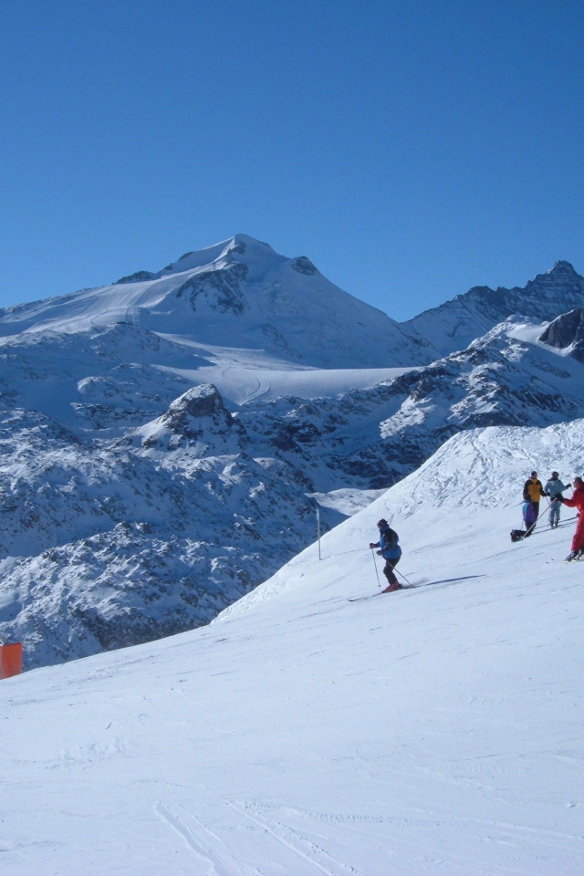 Спуск на лыжах на горнолыжном курорте Кортина д'Ампеццо, Италия