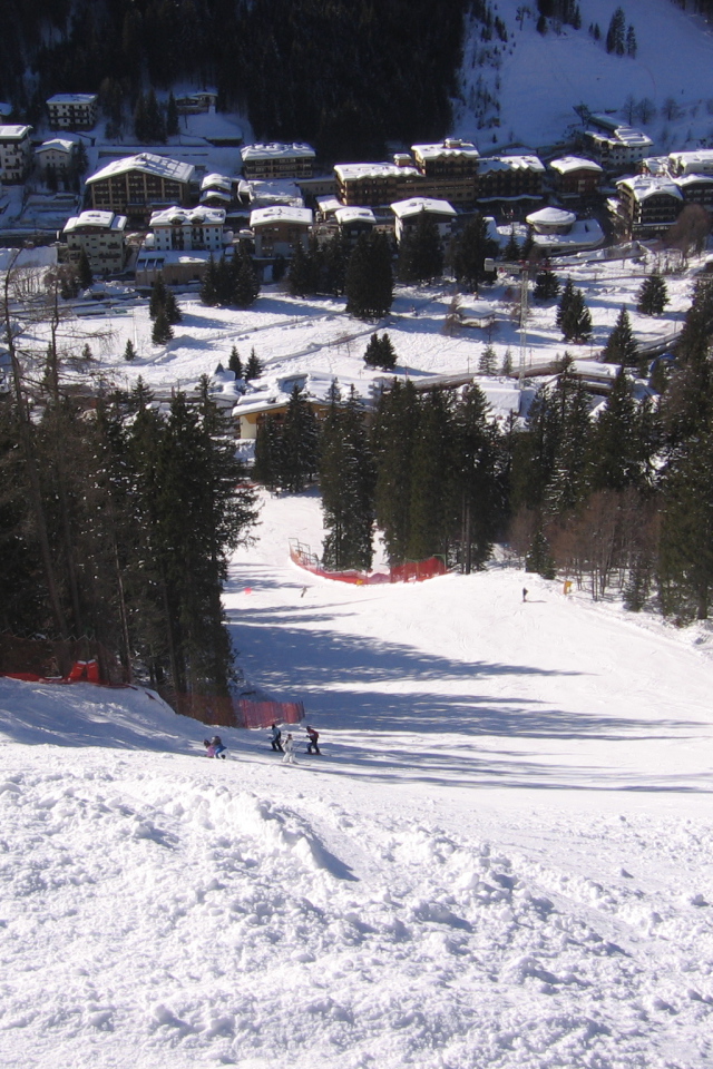 Спуск на лыжах на горнолыжном курорте Мадонна ди Кампильо, Италия