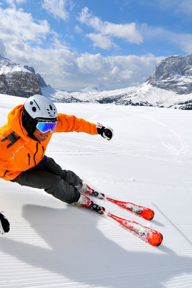 Спуск на лыжах на горнолыжном курорте Валь Гардена, Италия