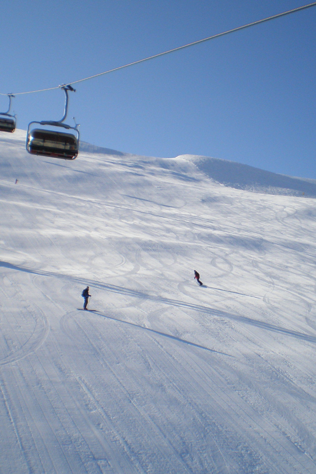 Спуск на лыжах на горнолыжном курорте Валь ди Соль, Италия